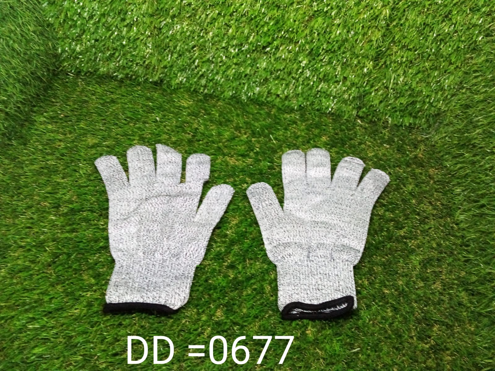 Protective gloves with cut-resistant material. Protective gloves with cut-resistant material.